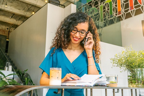 Vétérinaire examinant un chat avec douceur